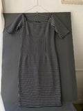 Robe moulante quadrillée noir et blanc à col bardot