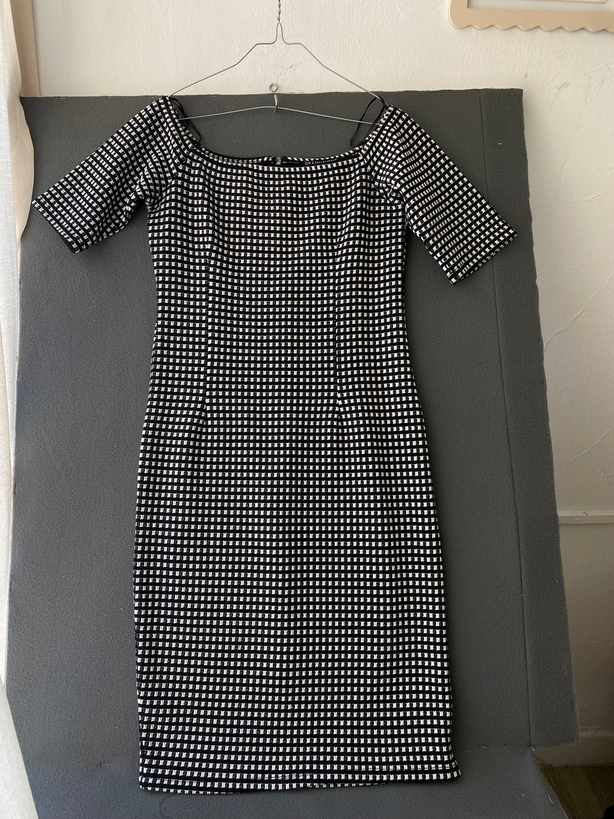 Robe moulante quadrillée noir et blanc à col bardot
