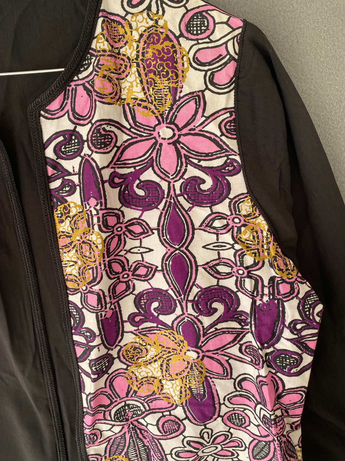Veste kimono noire à panneau imprimé wax