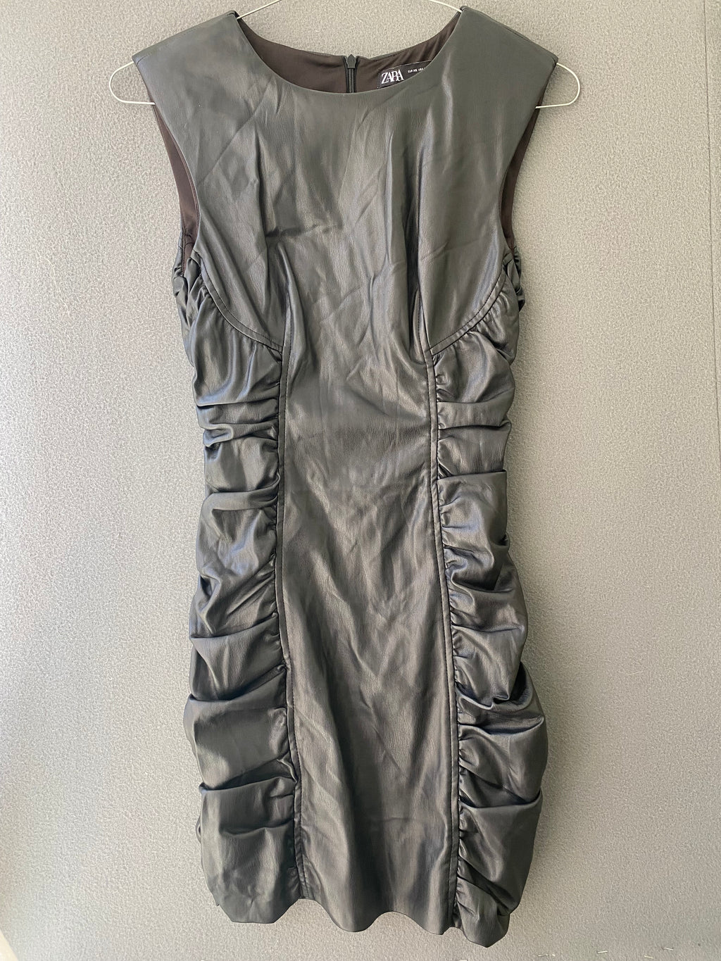 Robe en simili cuir noire froncée à épaulettes