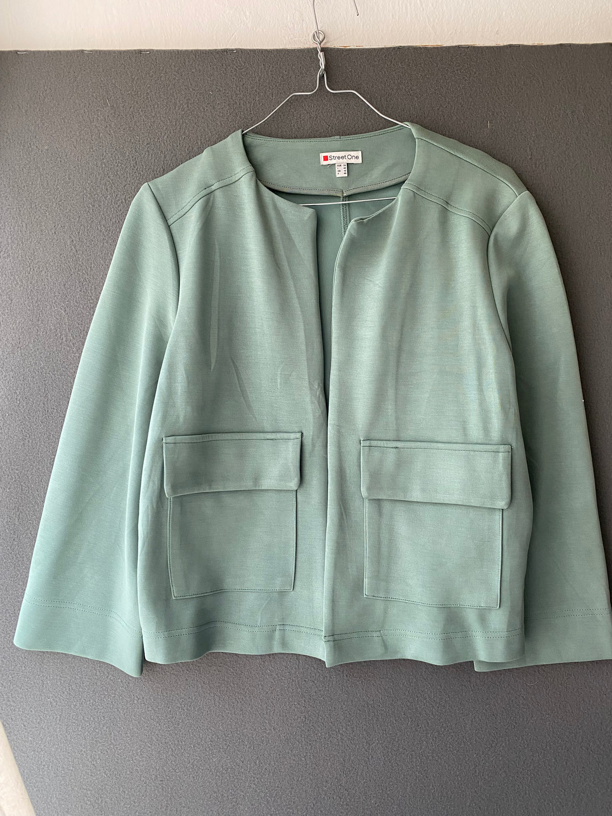 Veste courte vert sauge à poches à rabat