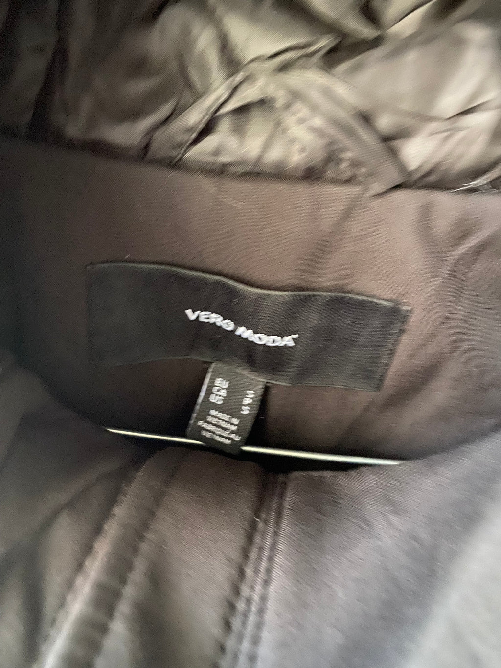 Parka softshell noire à capuche et taille coulissée