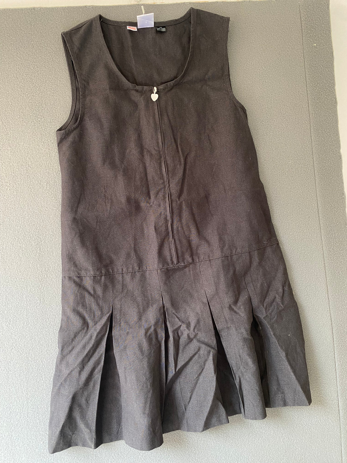 Robe chasuble plissée gris anthracite