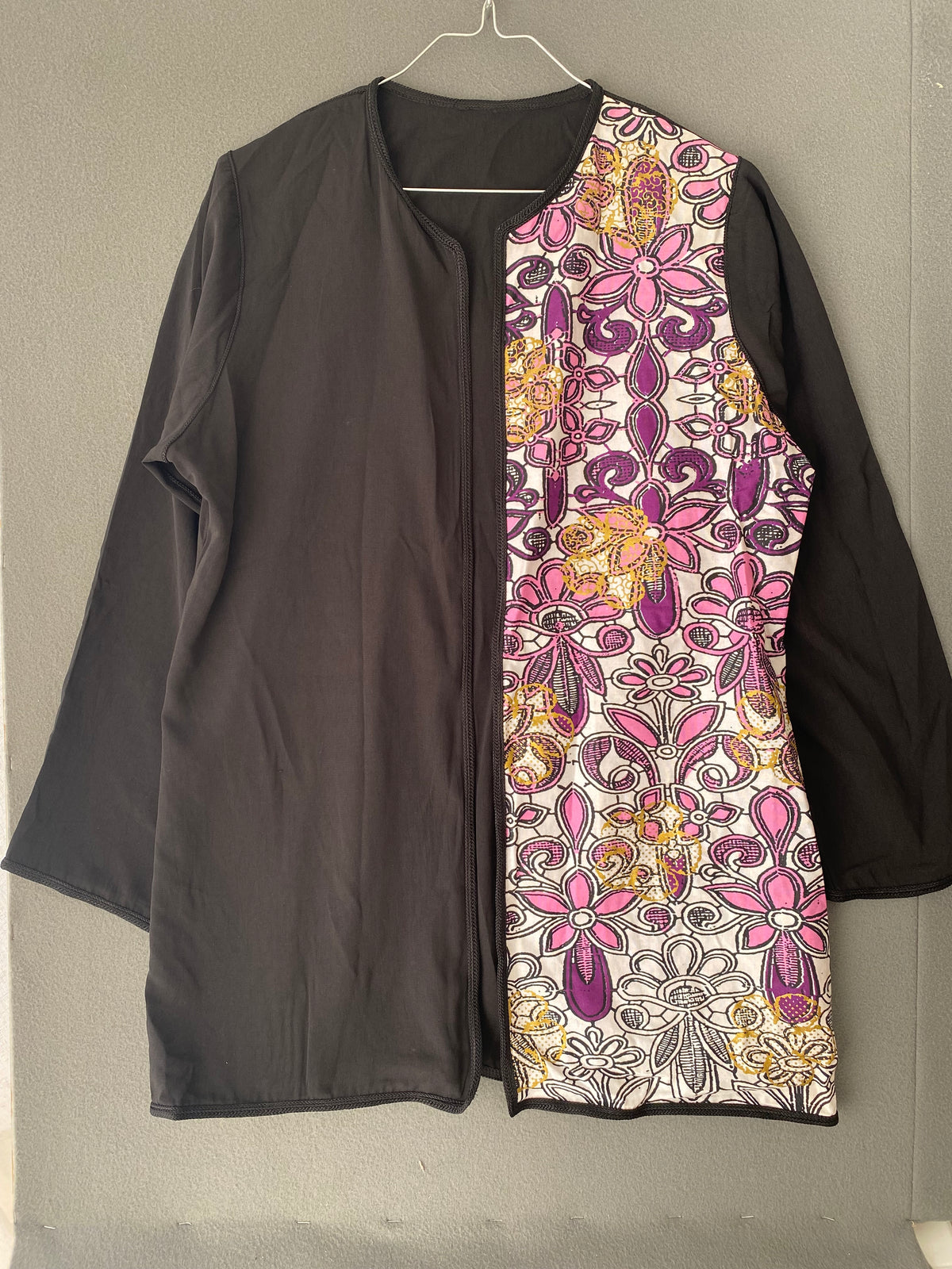 Veste kimono noire à panneau imprimé wax