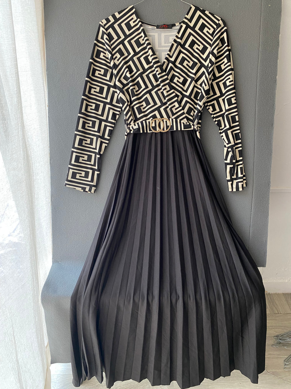 Robe longue plissée noire à haut graphique et ceinture