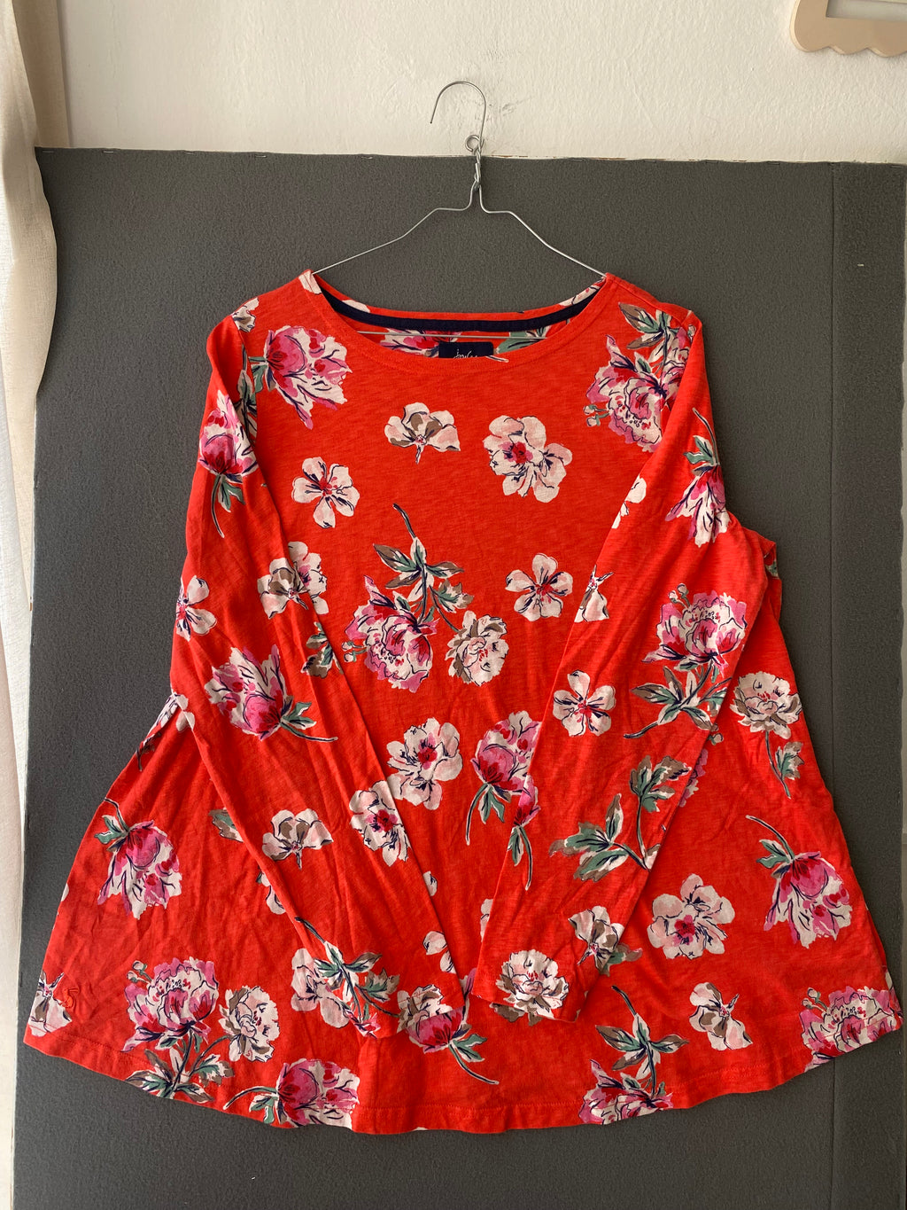 T-shirt manches longues rouge à fleurs