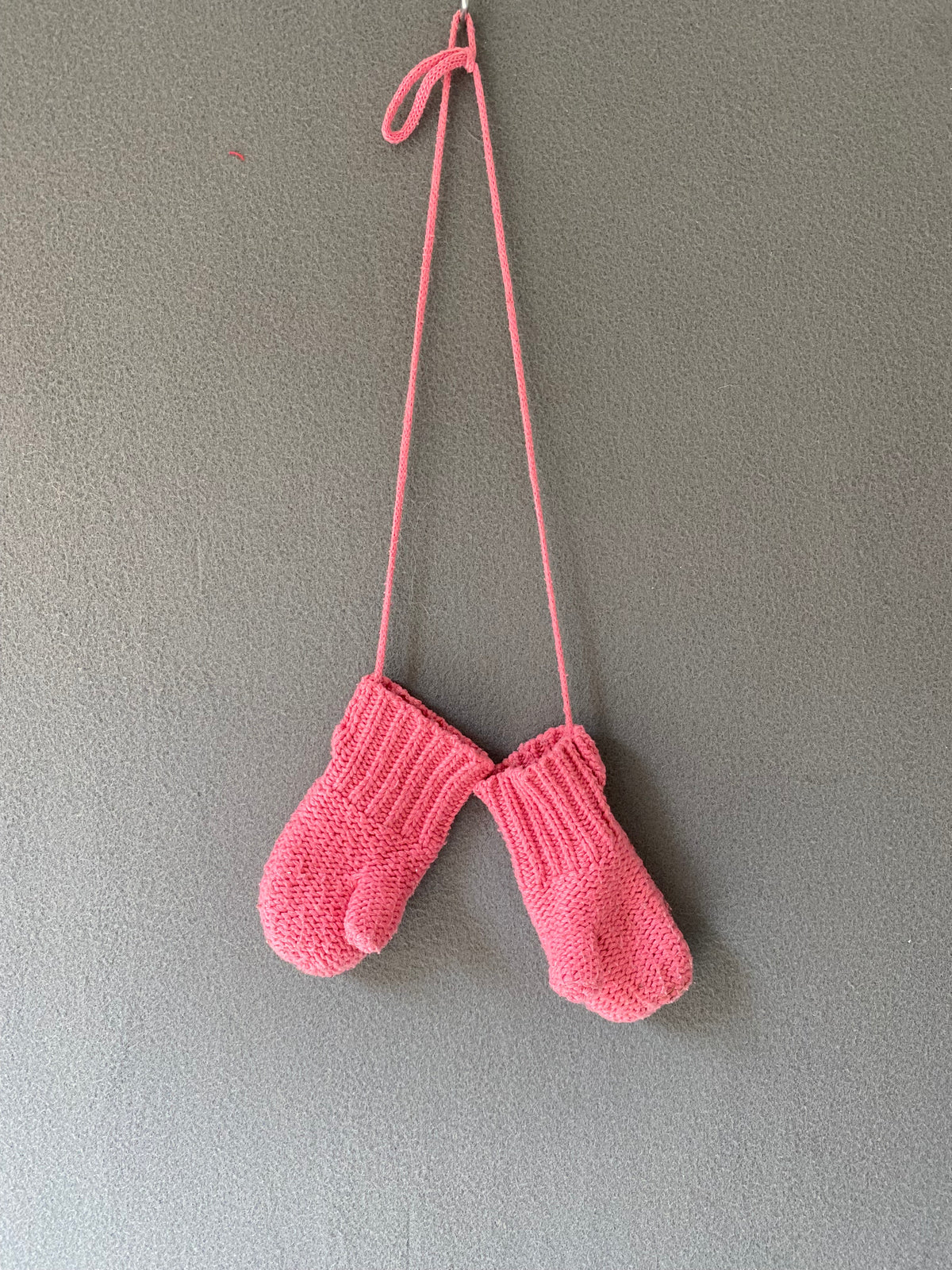 Moufles tricot rose avec cordon