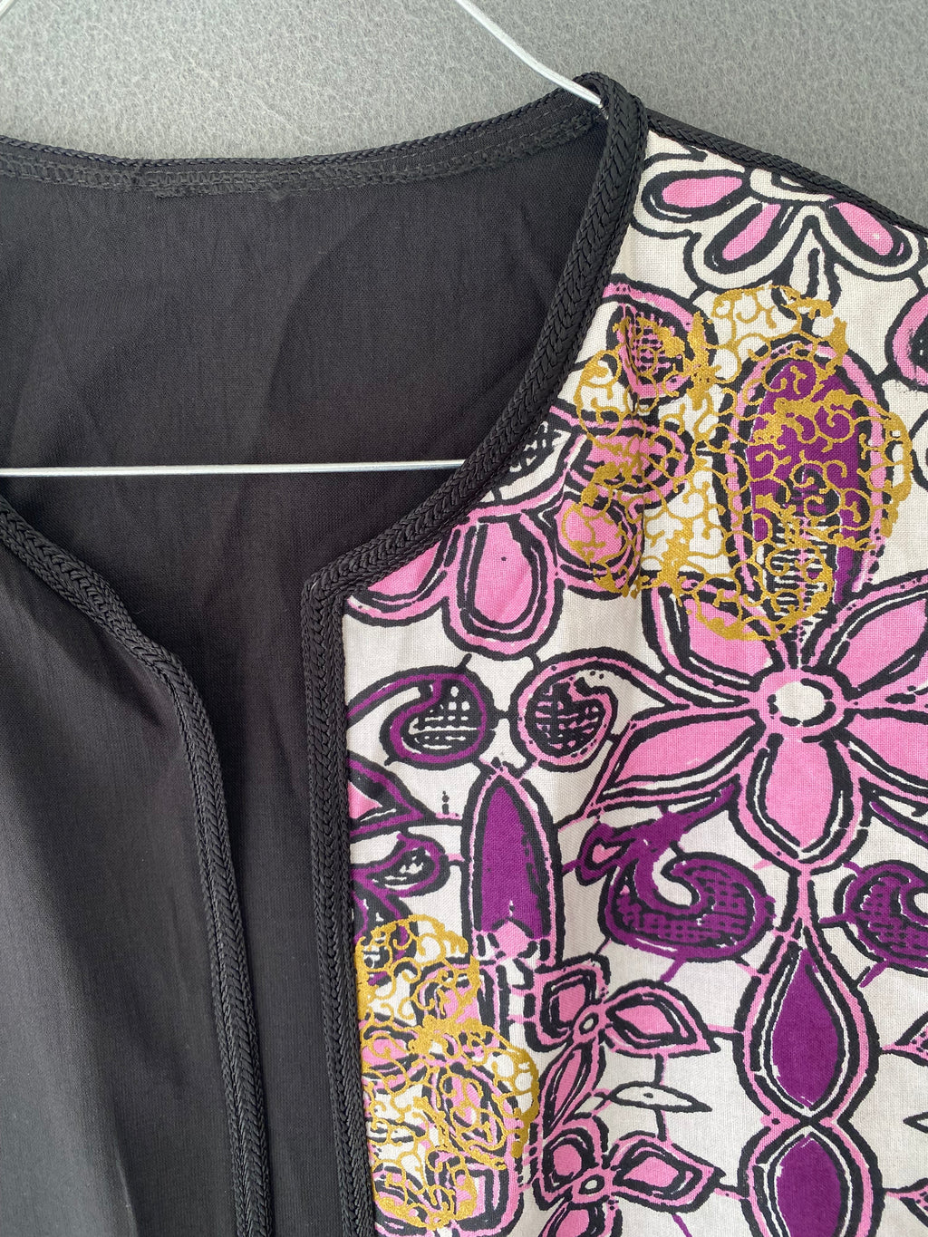 Veste kimono noire à panneau imprimé wax