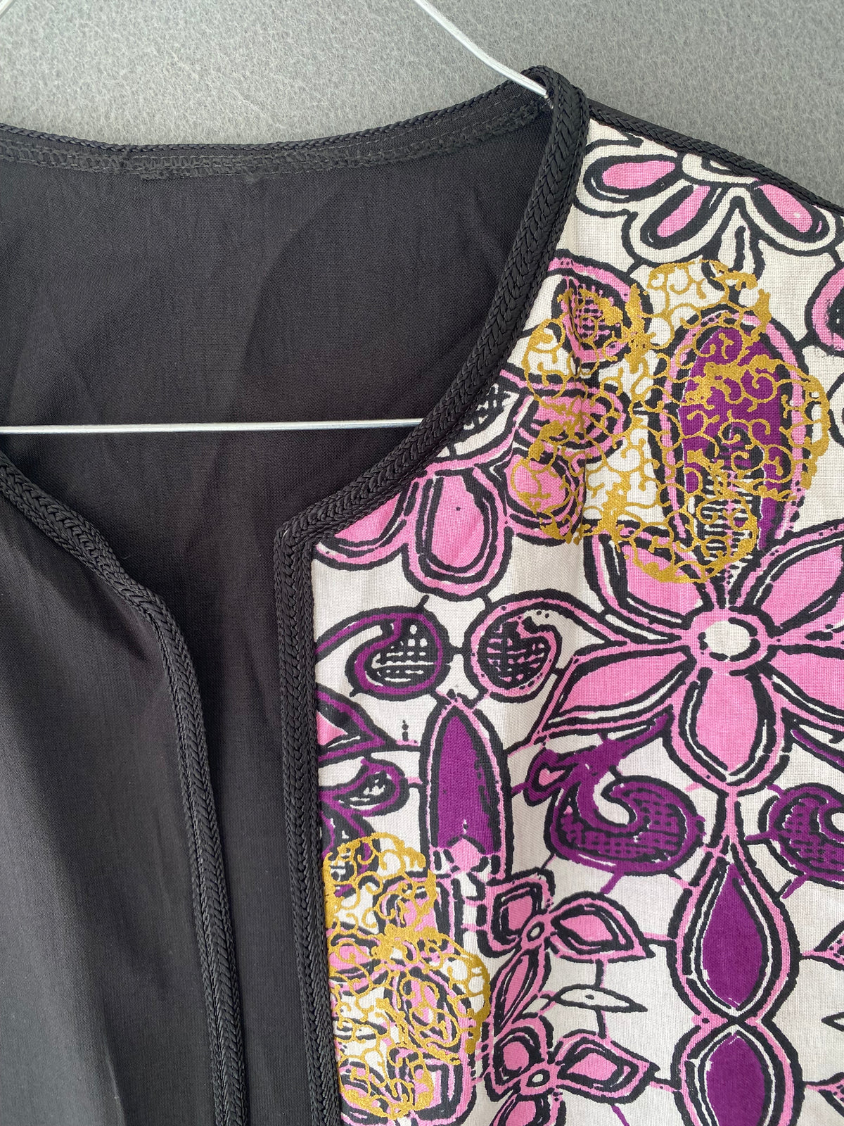 Veste kimono noire à panneau imprimé wax