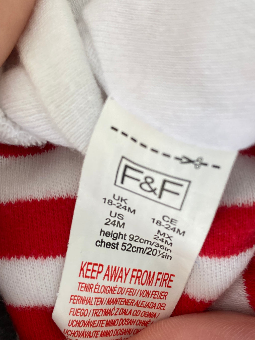 Bonnet bébé rayé rouge et blanc à nœud