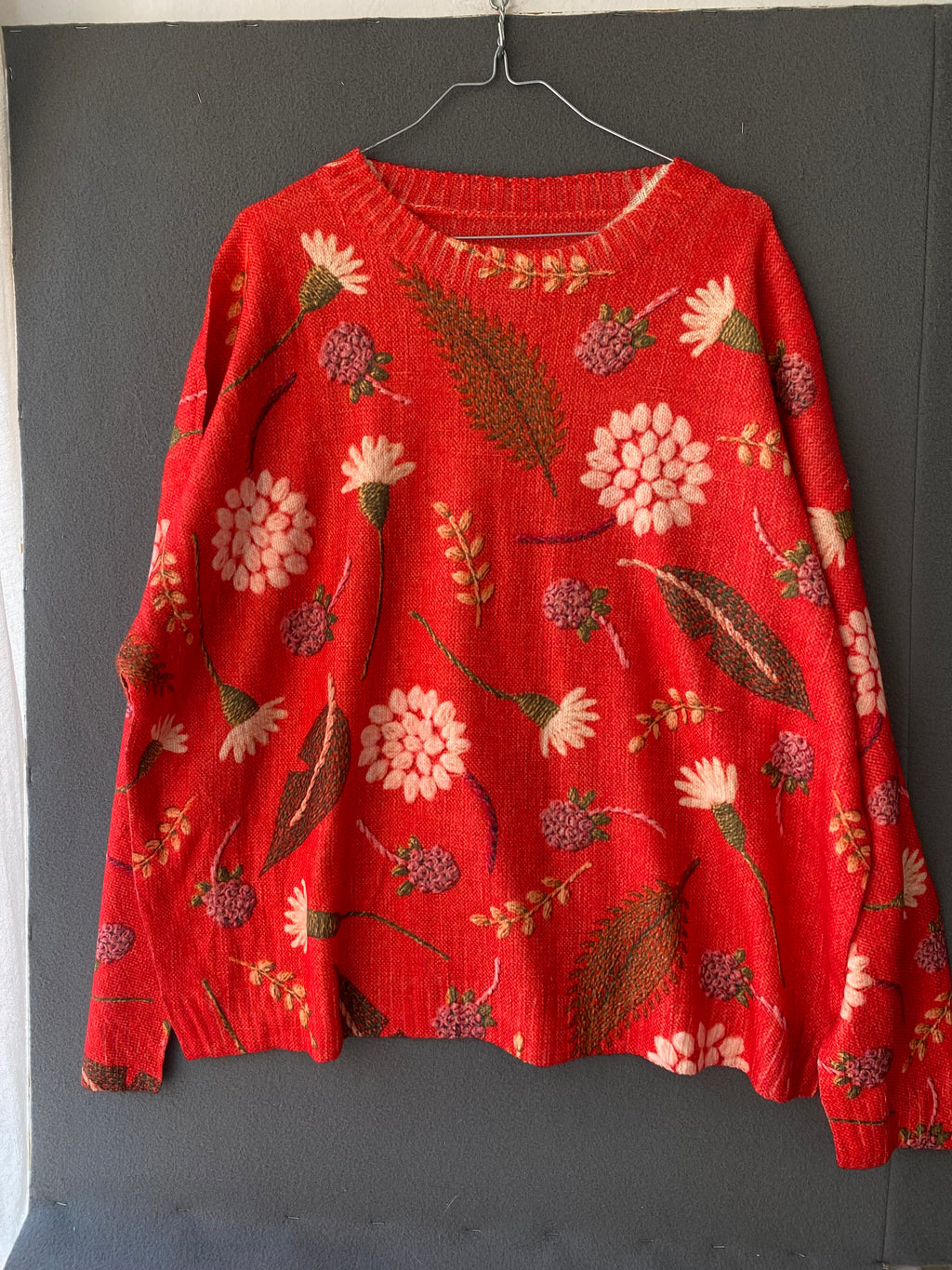Pull rouge imprimé fleurs et feuillages
