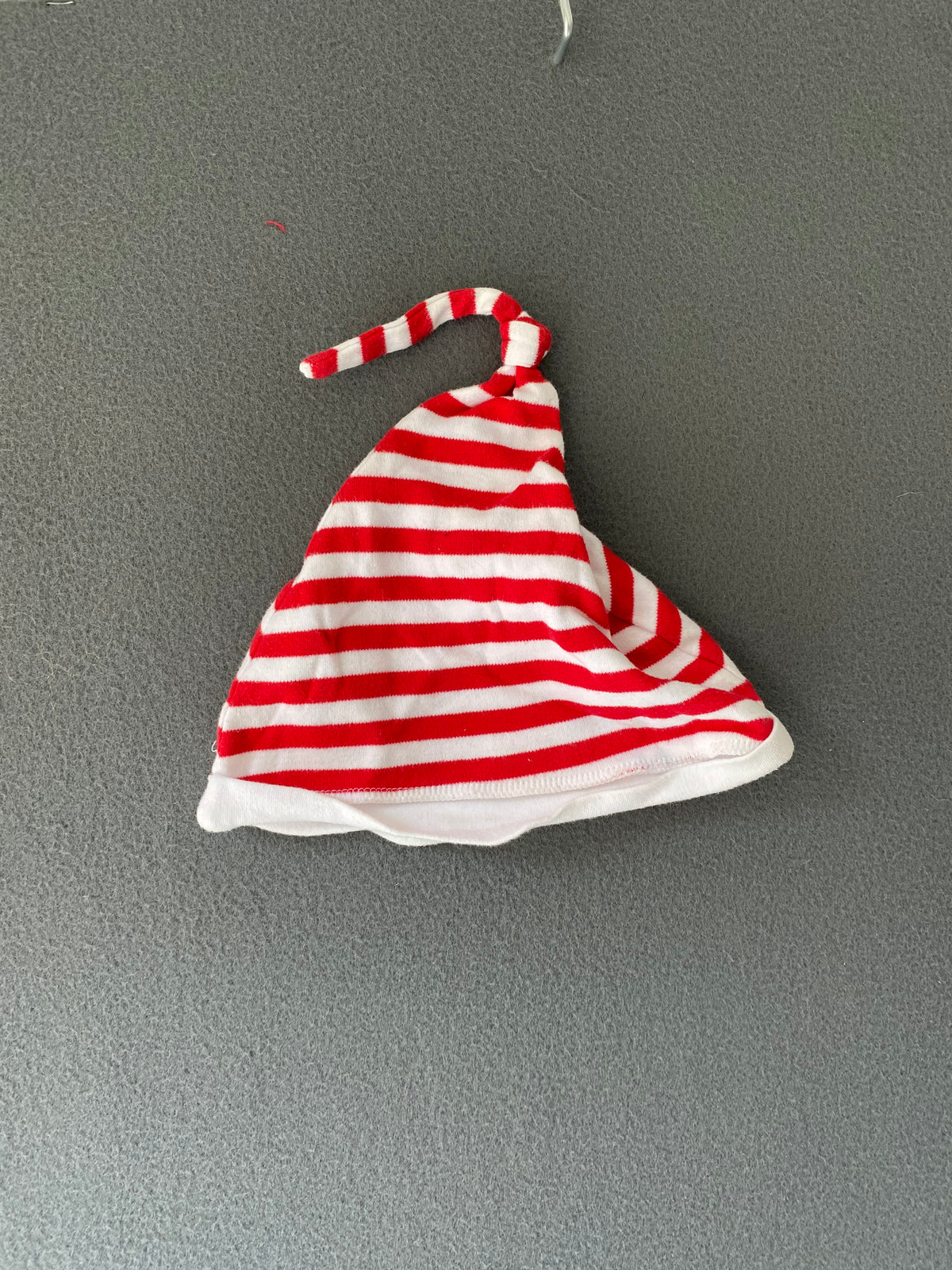 Bonnet bébé rayé rouge et blanc à nœud
