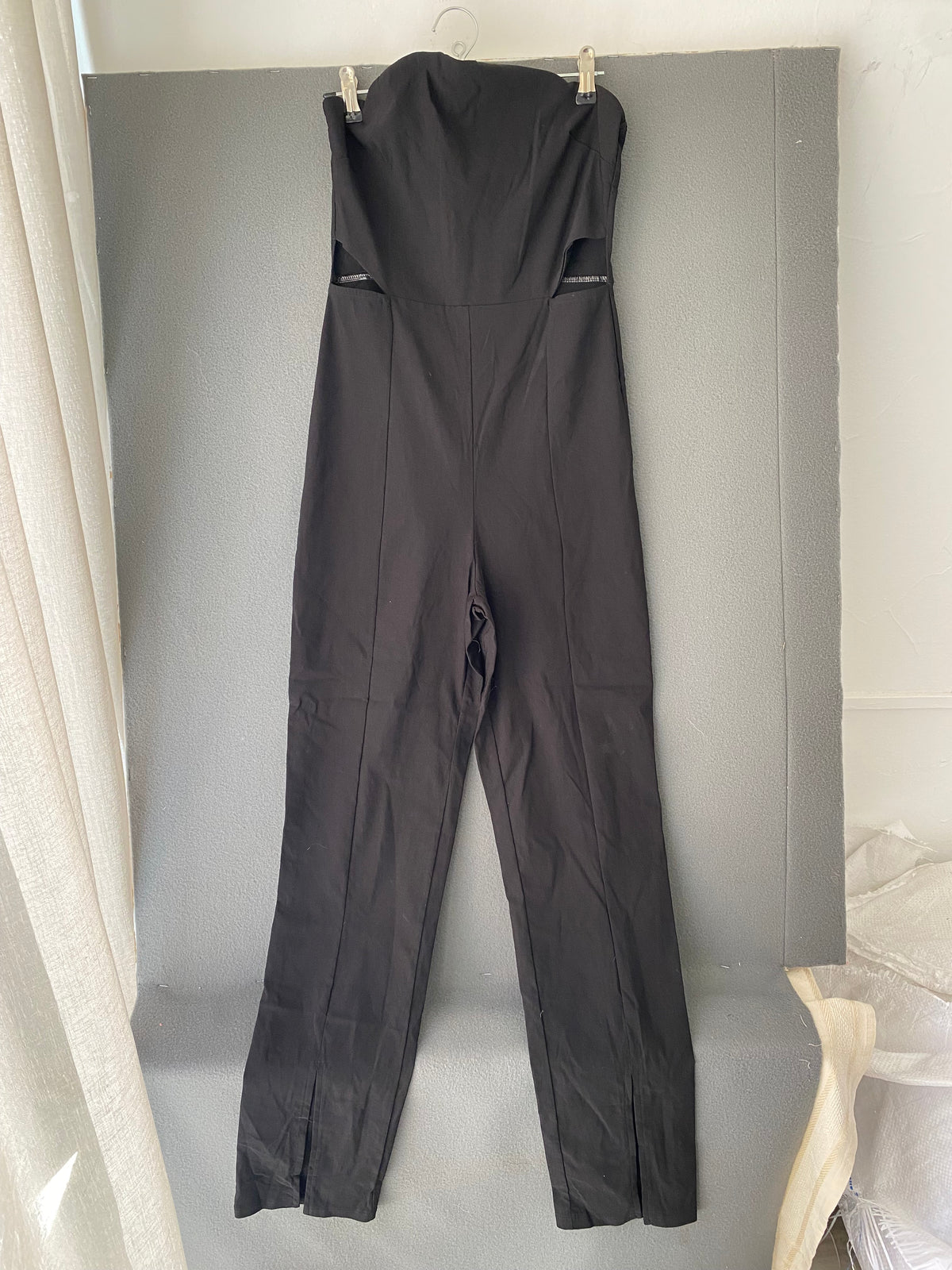Combinaison bustier noire à découpes