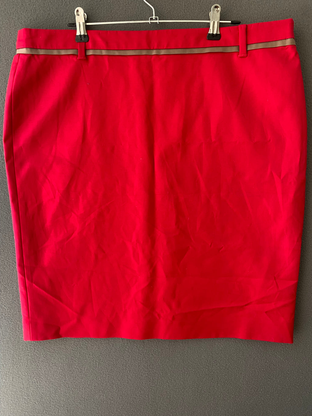 Jupe droite rouge à galon beige