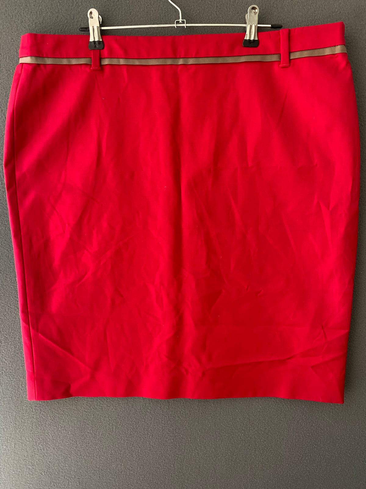 Jupe droite rouge à galon beige