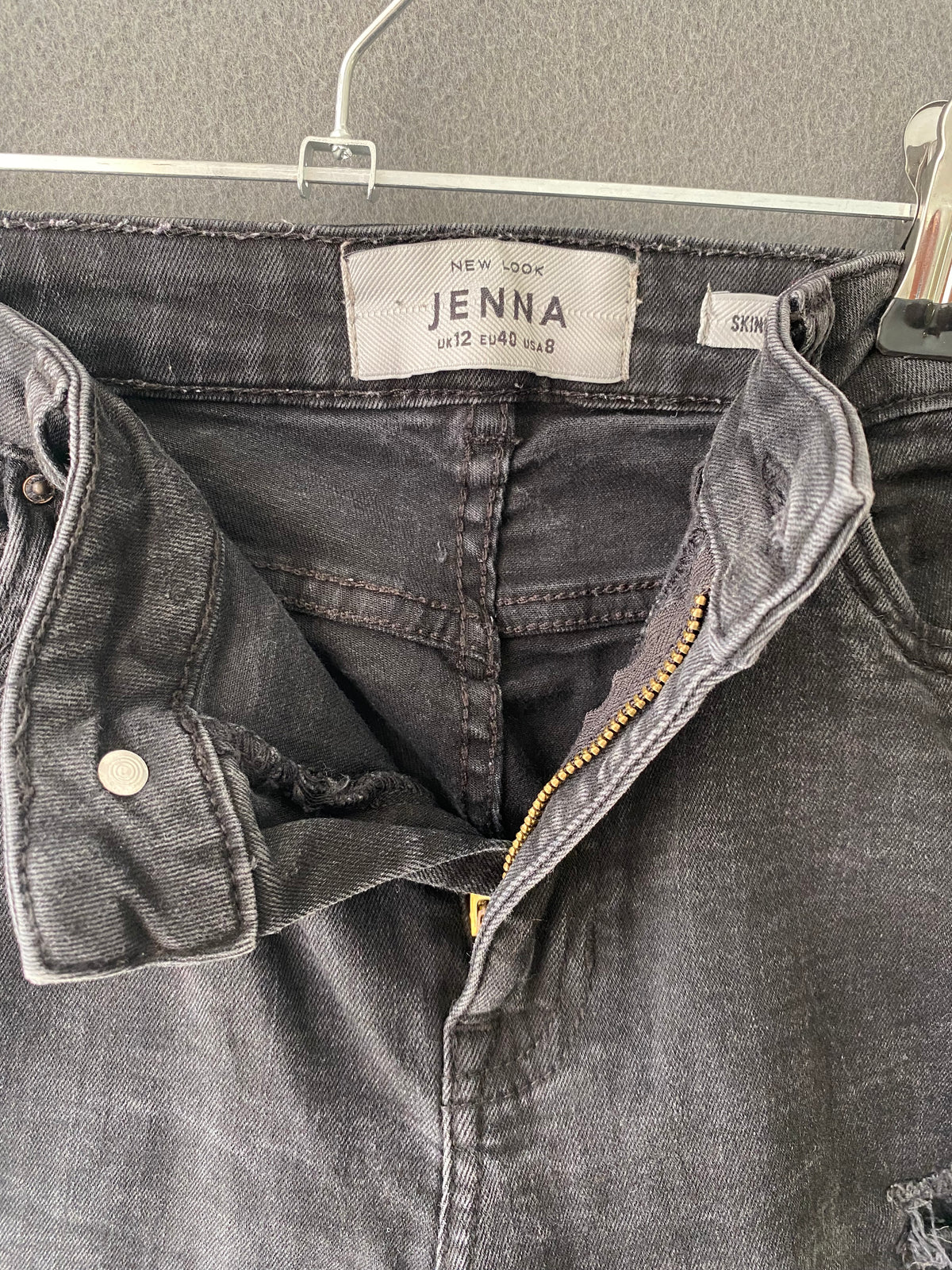 Jean skinny noir destroy à bas effiloché