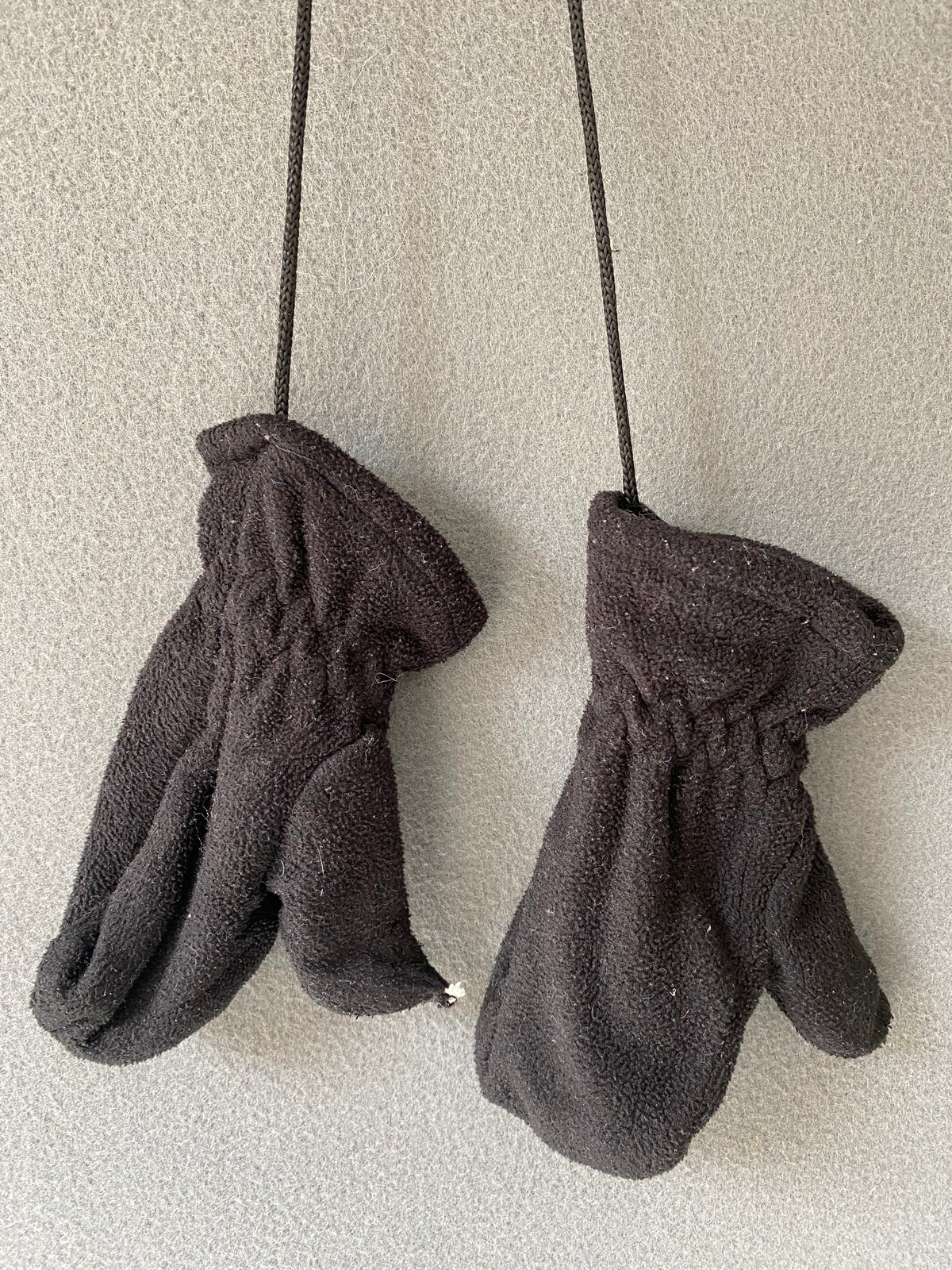 Moufles polaire noires avec cordon