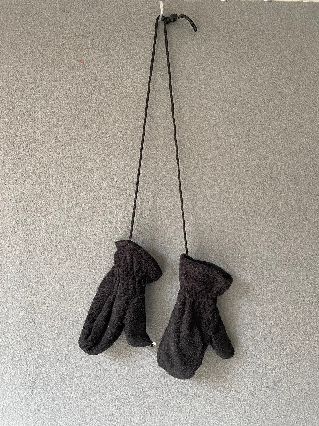 Moufles polaire noires avec cordon