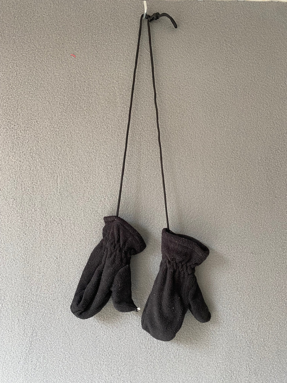 Moufles polaire noires avec cordon