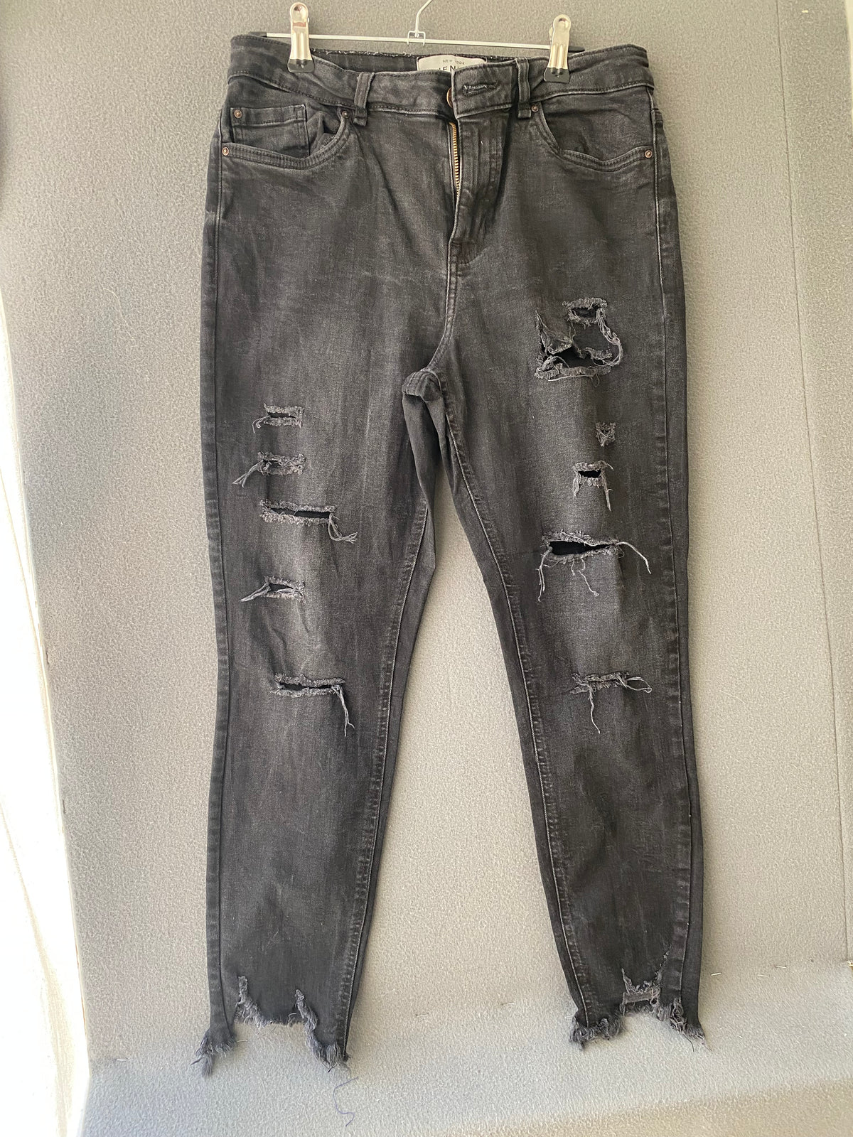 Jean skinny noir destroy à bas effiloché