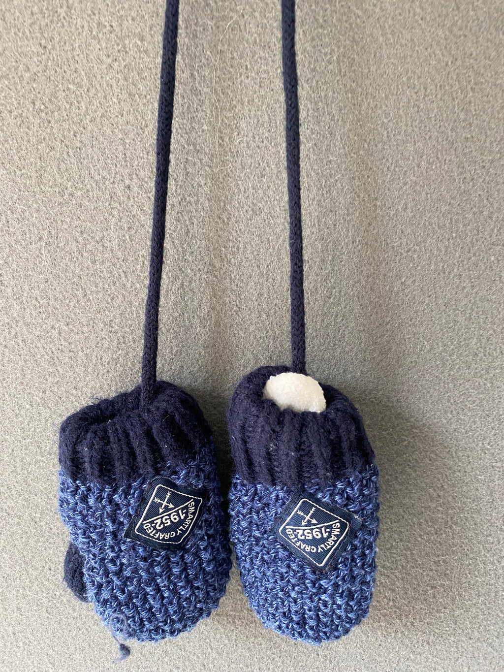 Moufles bébé tricot bleu avec cordon