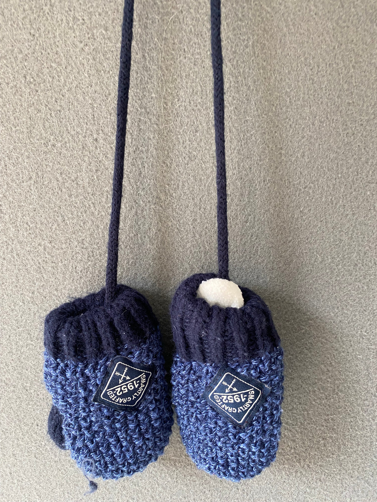 Moufles bébé tricot bleu avec cordon