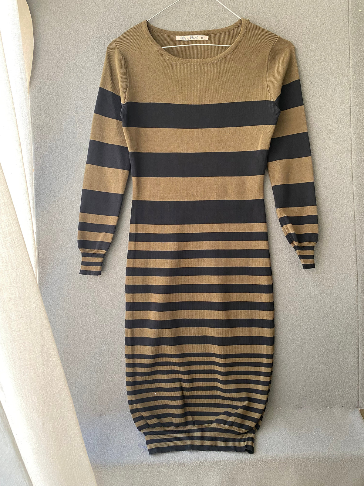 Robe pull rayée kaki et noir