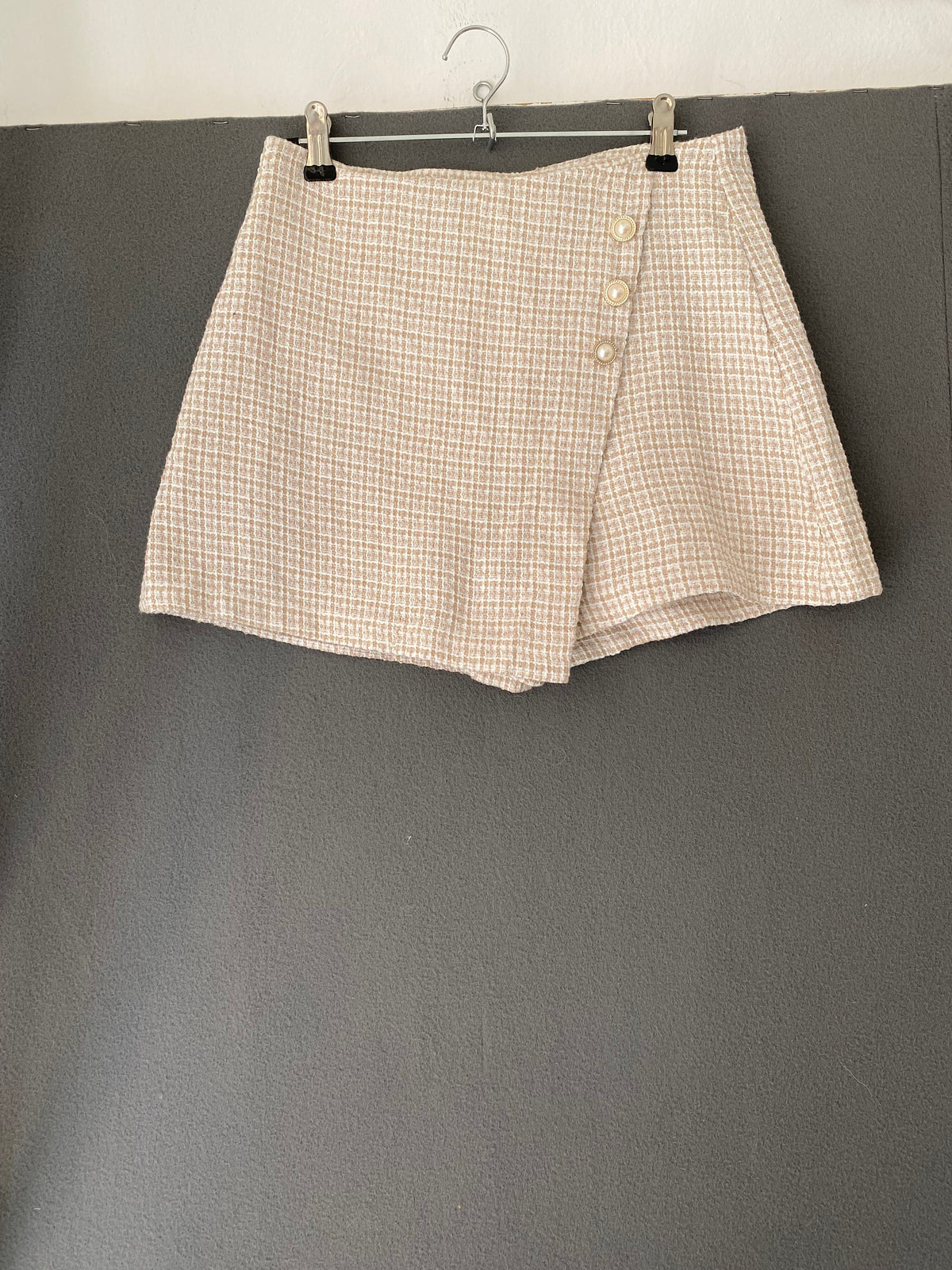 Jupe-short en tweed beige à boutons perles