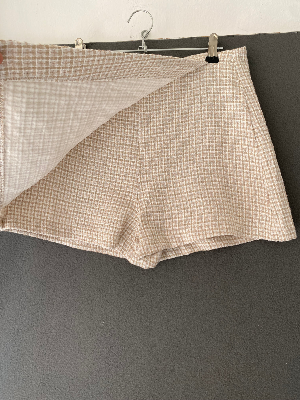 Jupe-short en tweed beige à boutons perles