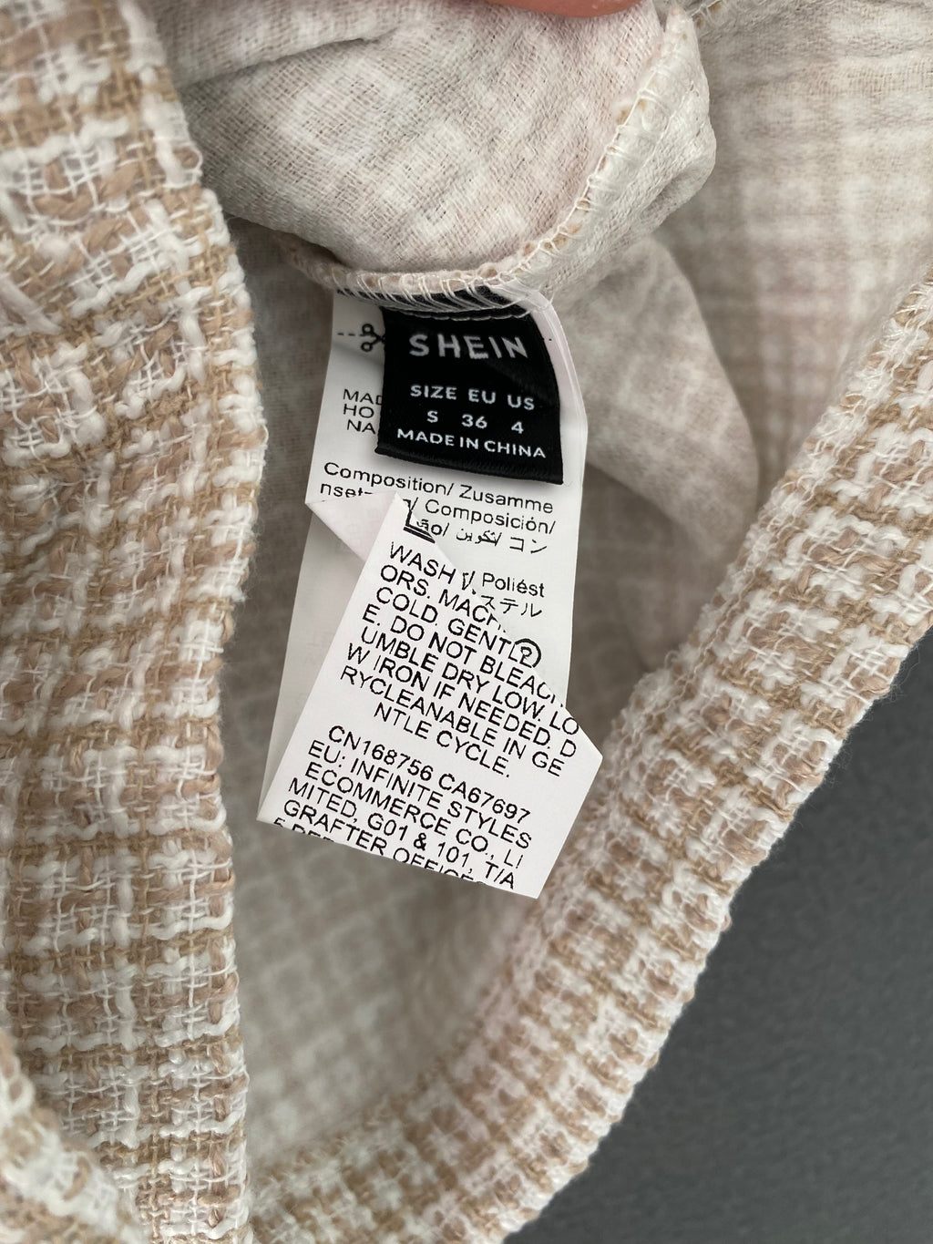 Jupe-short en tweed beige à boutons perles