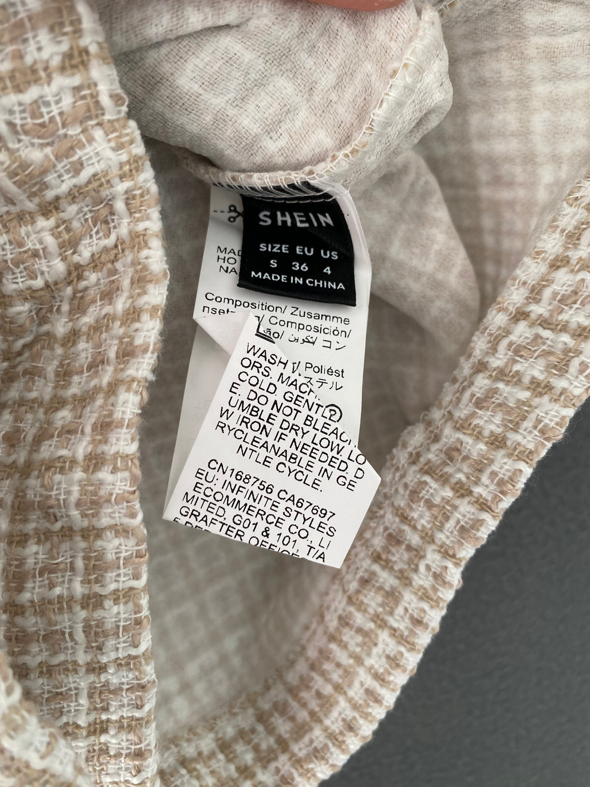 Jupe-short en tweed beige à boutons perles