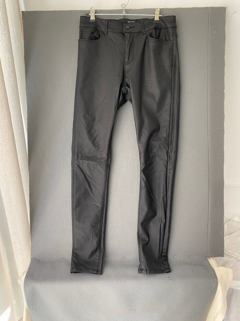 Pantalon noir enduit slim cinq poches