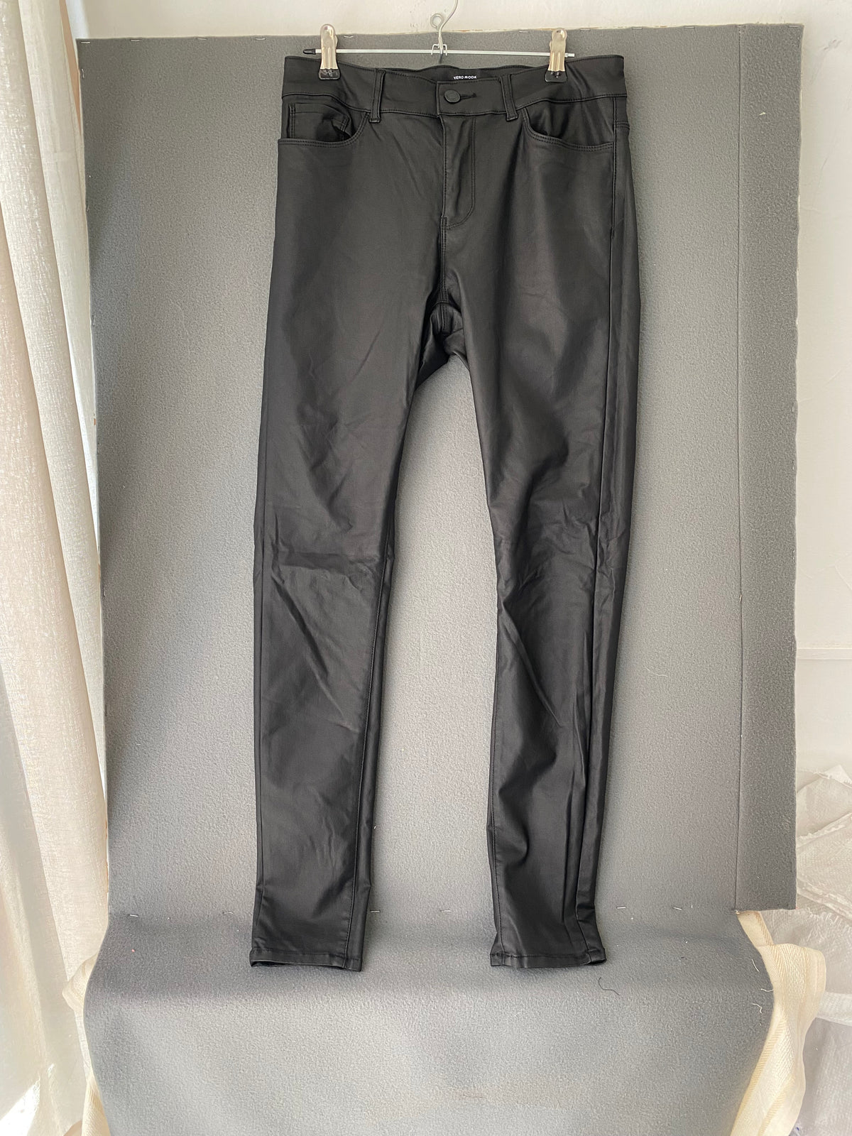 Pantalon noir enduit slim cinq poches