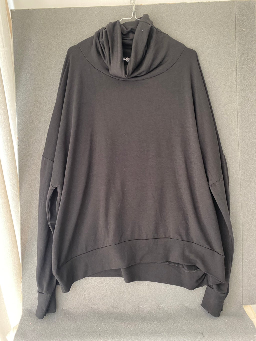 Pull noir oversize à col bénitier