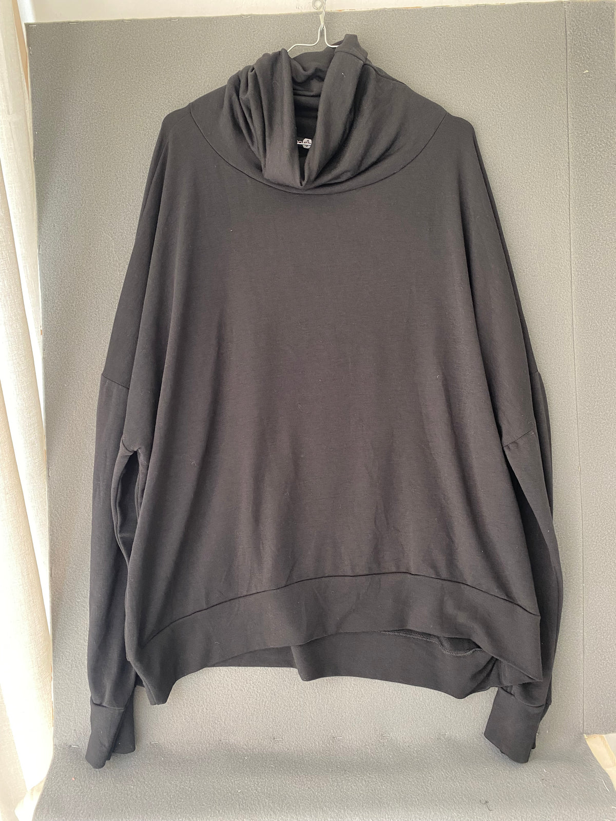 Pull noir oversize à col bénitier