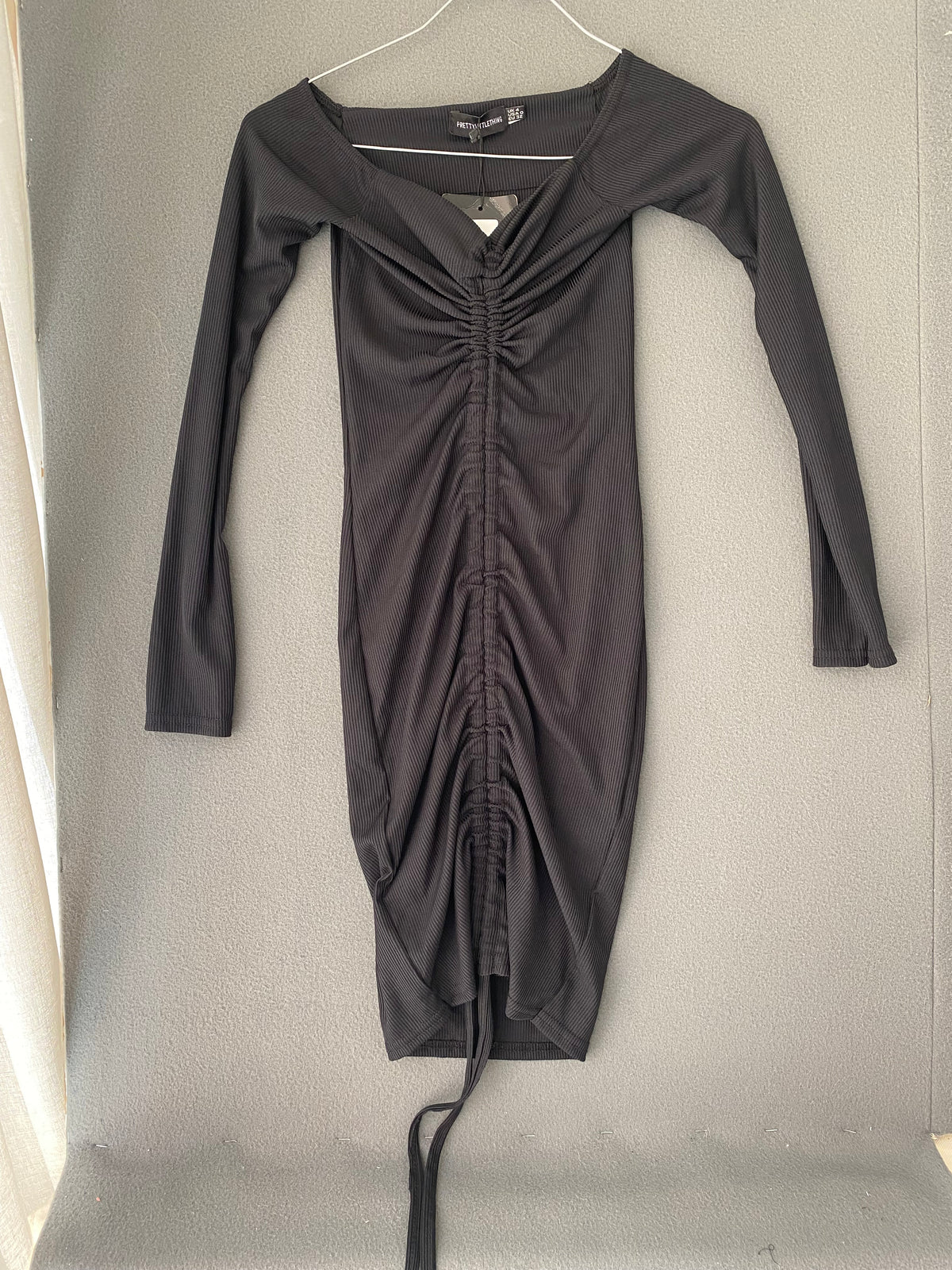 Robe côtelée noire froncée à cordon et col bardot