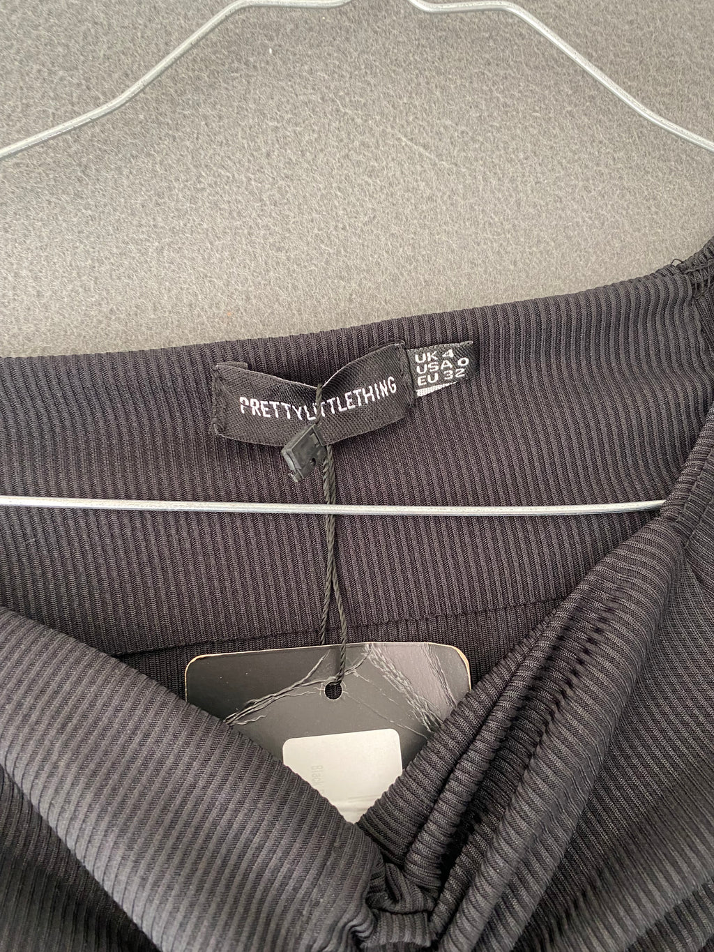 Robe côtelée noire froncée à cordon et col bardot
