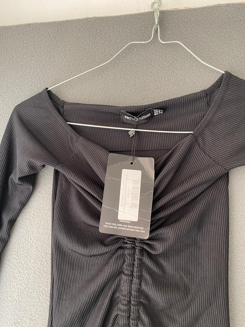 Robe côtelée noire froncée à cordon et col bardot