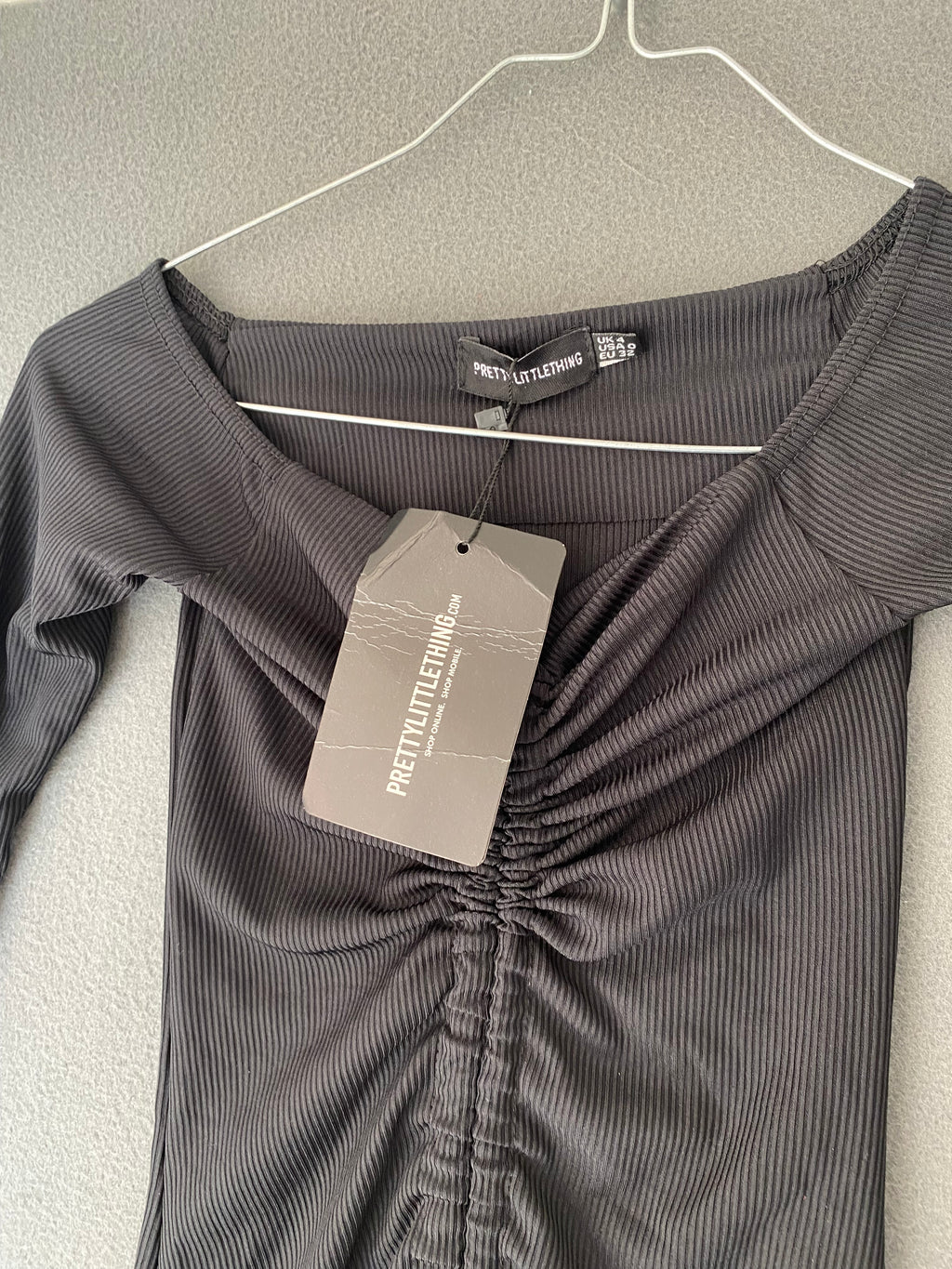 Robe côtelée noire froncée à cordon et col bardot
