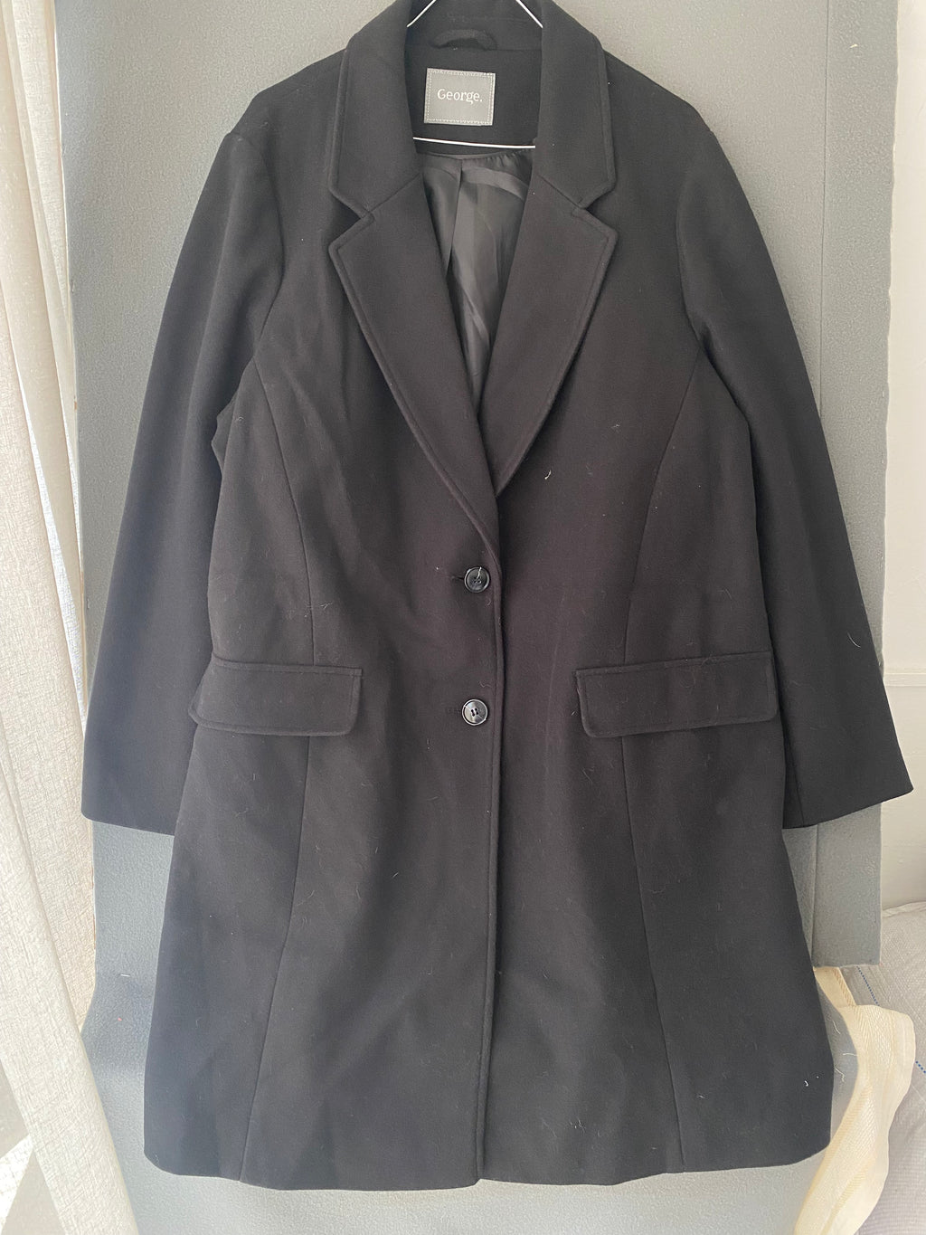Manteau noir à col tailleur et deux boutons