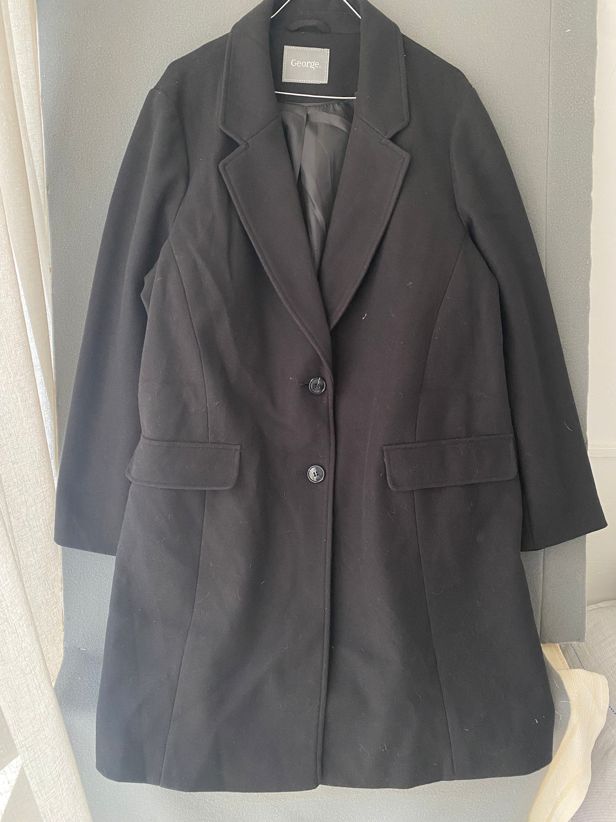 Manteau noir à col tailleur et deux boutons