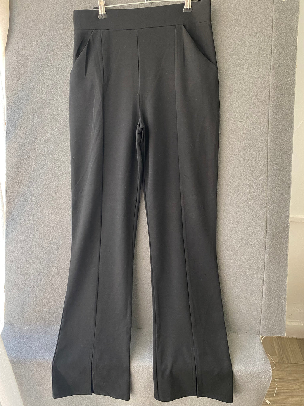 Pantalon évasé noir à fentes sur le devant