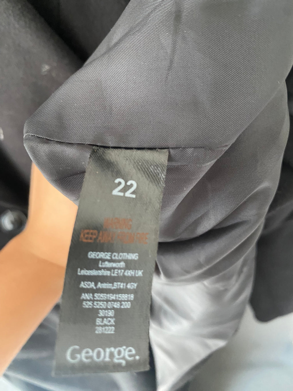 Manteau noir à col tailleur et deux boutons