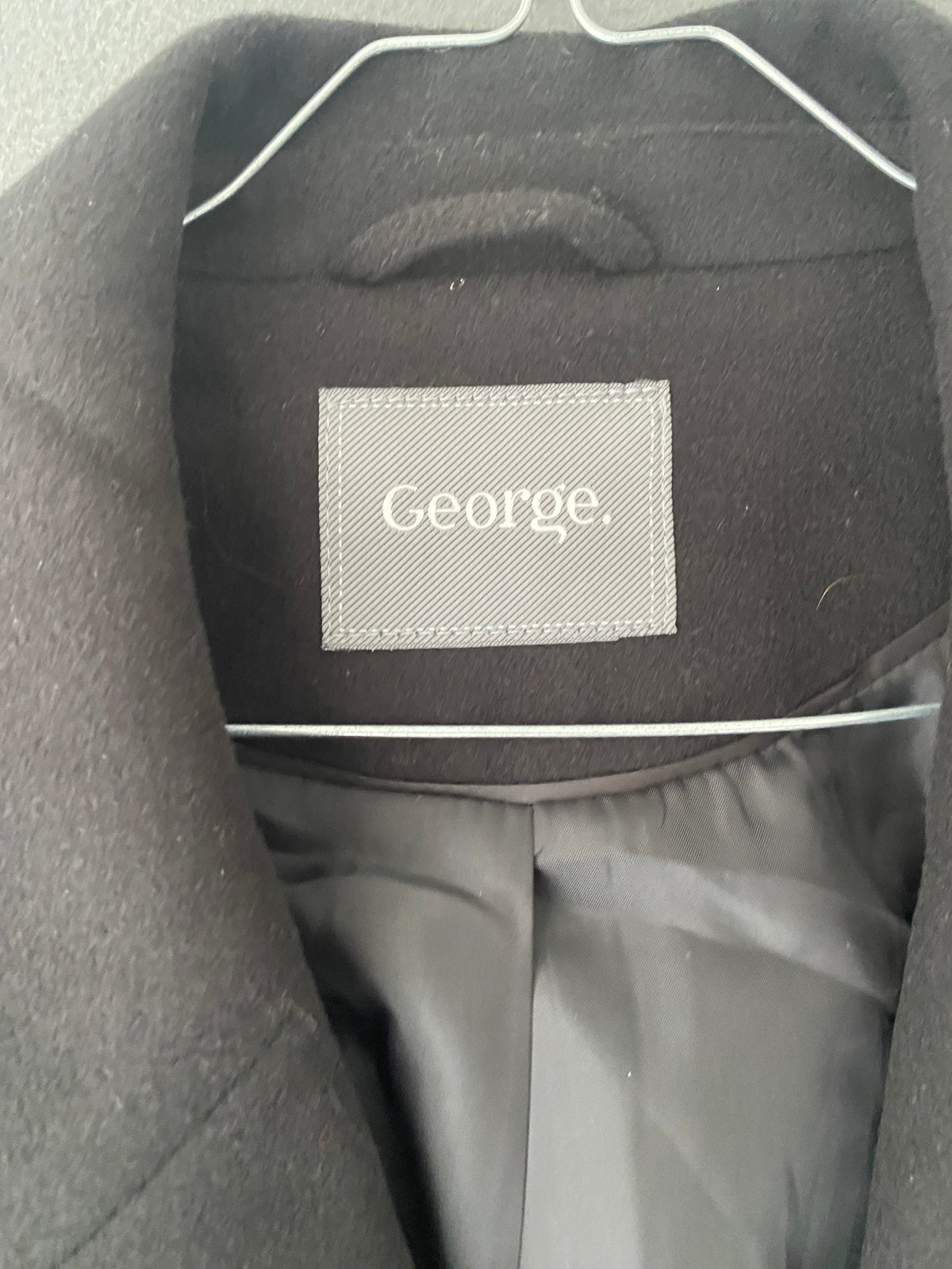 Manteau noir à col tailleur et deux boutons