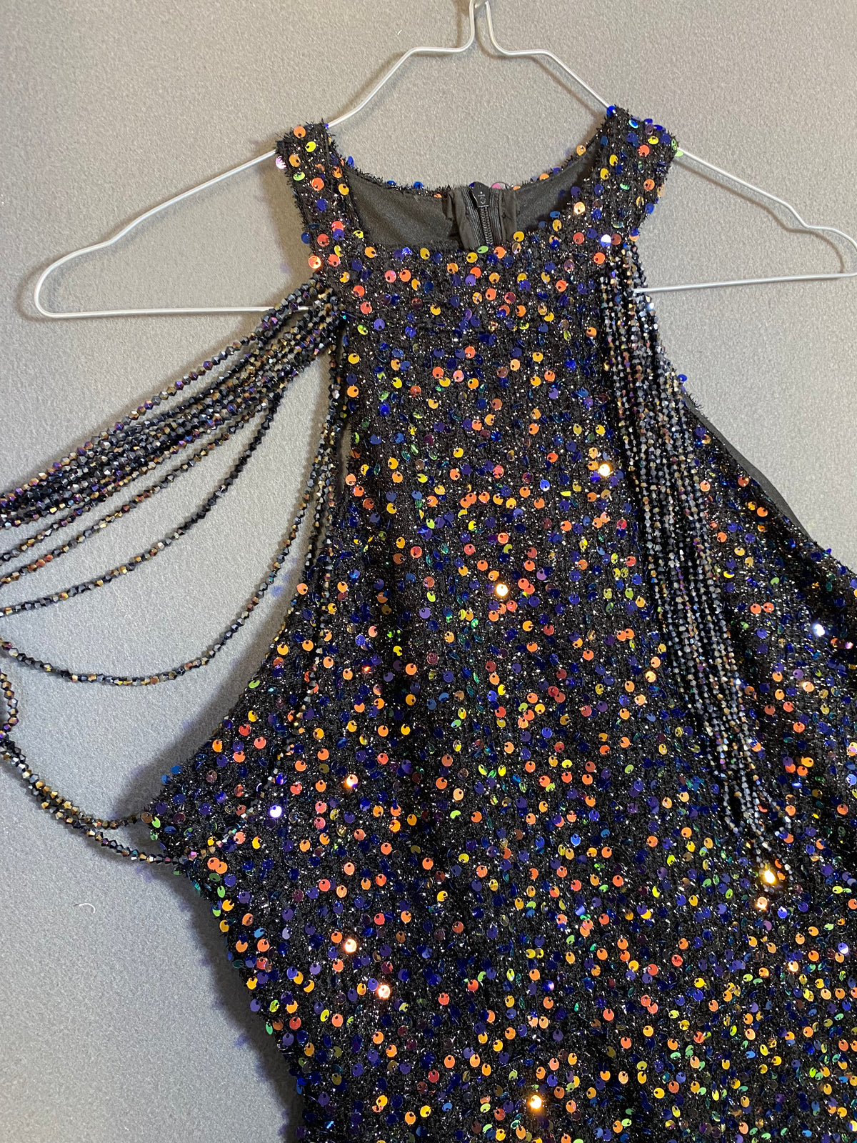 Robe à sequins irisés et encolure américaine perlée