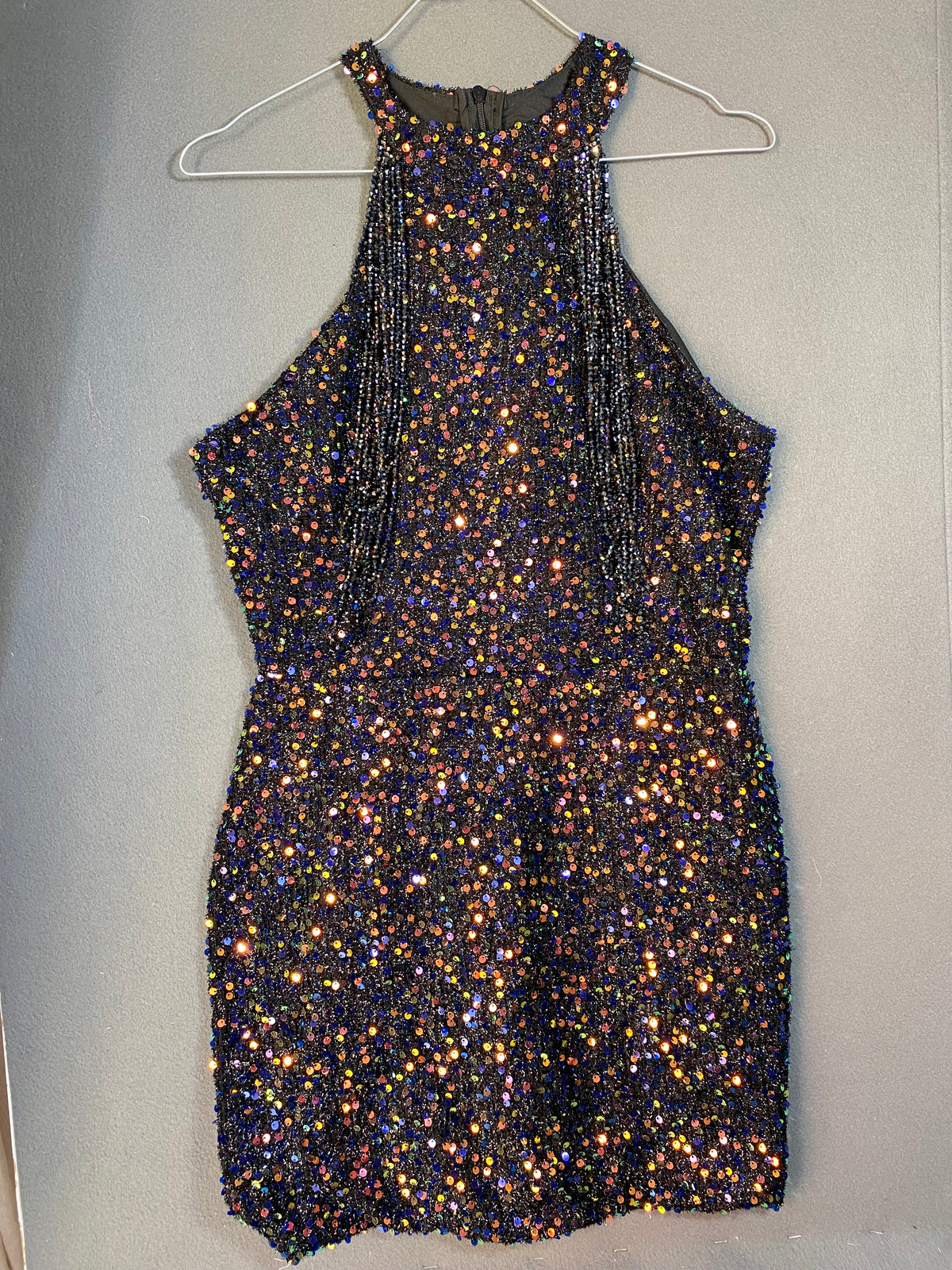Robe à sequins irisés et encolure américaine perlée