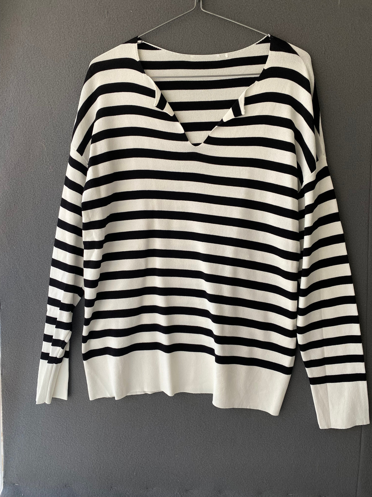 Pull rayé noir et blanc à col V oversize