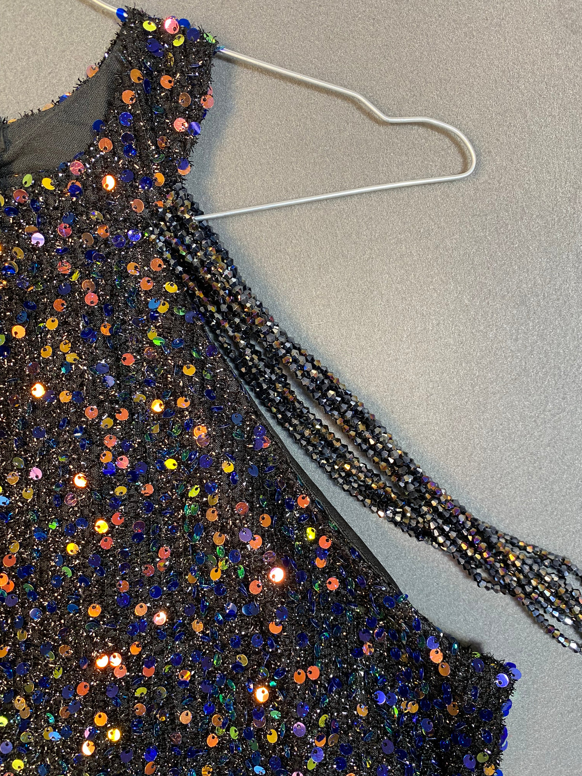 Robe à sequins irisés et encolure américaine perlée