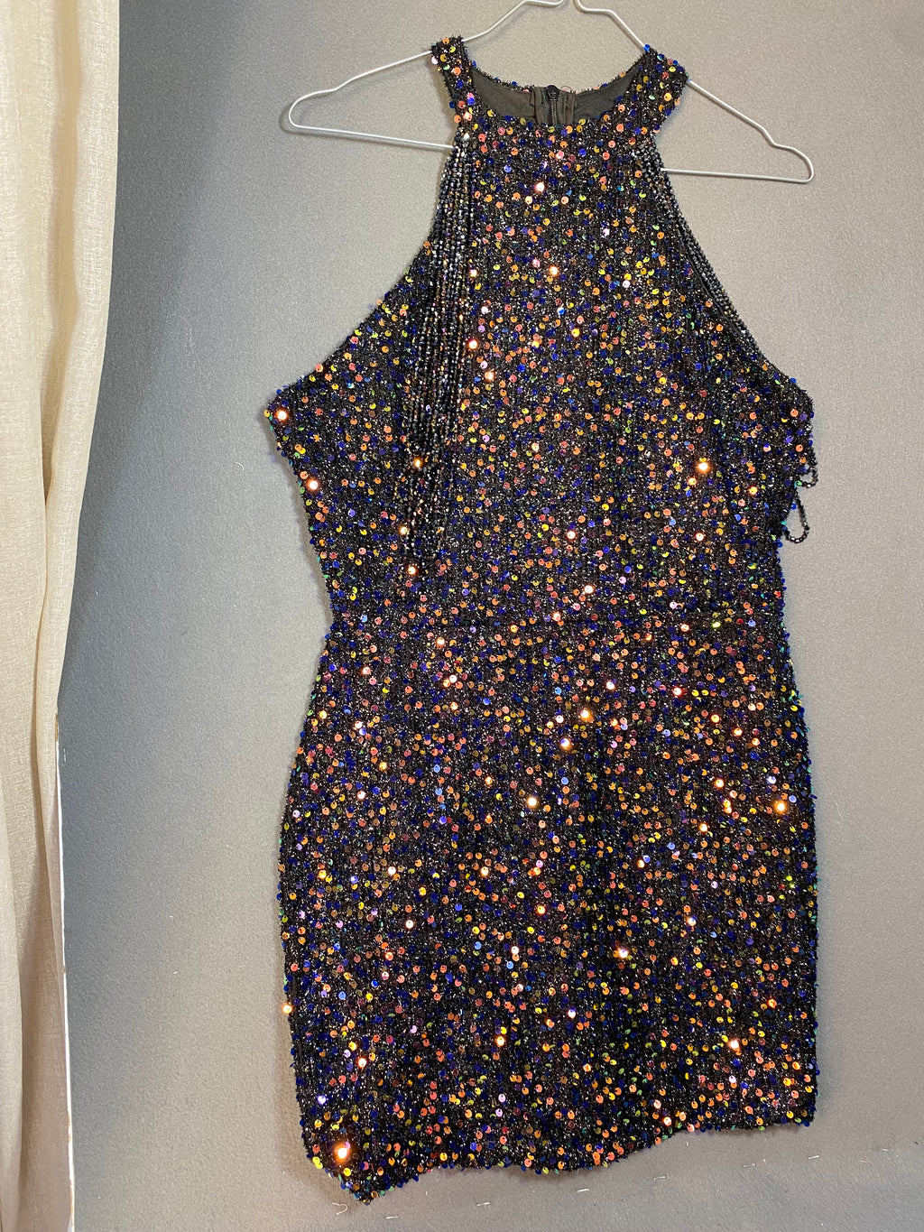 Robe à sequins irisés et encolure américaine perlée