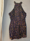Robe à sequins irisés et encolure américaine perlée